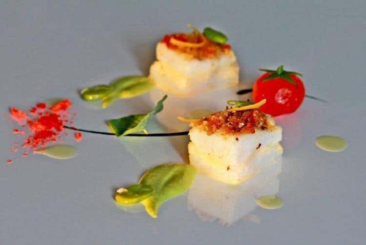 Baccalà morbido con crosta di frisella e limone candito su crema di fave novelle